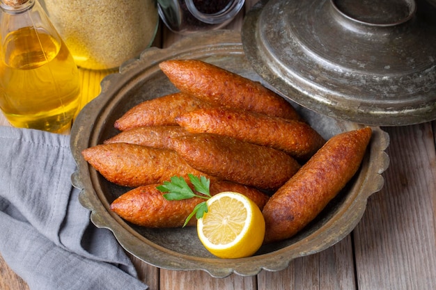 Tureckie domowe specjalne jedzenie icli kofte i oruk , domowe tureckie potrawy. Hatay oruk kofte.