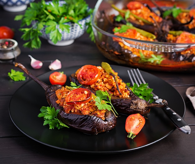 Tureckie faszerowane bakłażany z mieloną wołowiną i warzywami zapiekane z sosem pomidorowym
