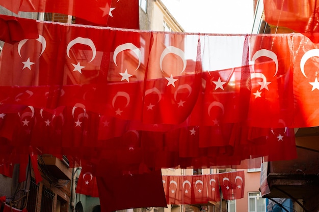 Tureckie flagi narodowe na sznurku w widoku