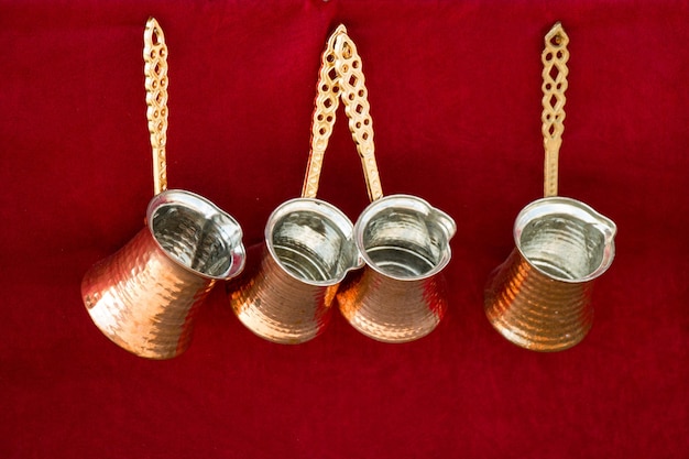 Tureckie garnki do kawy wykonane z metalu w tradycyjnym stylu