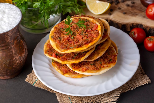 Tureckie jedzenie Findik Lahmacun -Mini Pizza