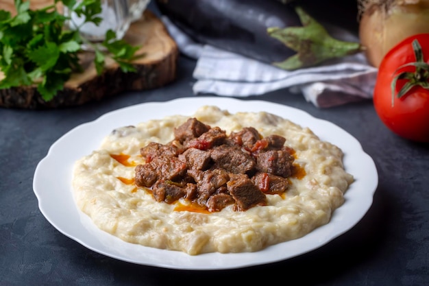 Tureckie jedzenie Hunkar Begendi wykonane z bakłażana i mięsa.