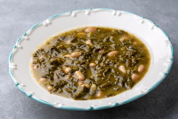 Zdjęcie tureckie kara lahana corbasi czarna kapusta lub zupa z kapusty