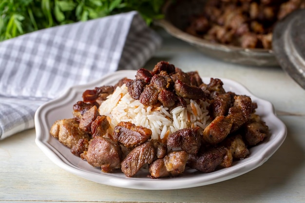 Tureckie Mięso Et Kavurma Z Ryżem - Pilav (nazwa turecka; kurban kavurma, pilav ustu kavurma)