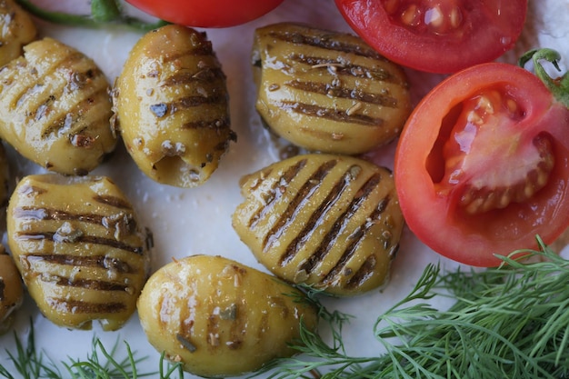 Tureckie Piec na grillu oliwki z oliwką i pomidorem na talerzu