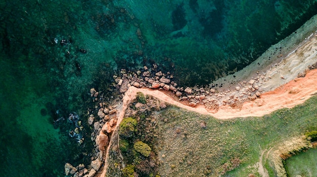 Turkusowa woda i widok na klif z drona Koncepcja wakacji letnich