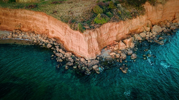Turkusowa woda i widok na klif z drona Koncepcja wakacji letnich