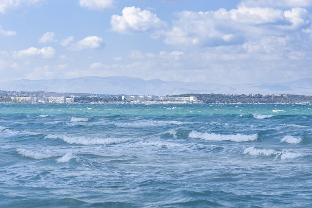 Turkusowa zielona woda i biały piasek na plaży Ilica, Cesme - Izmir, Turcja