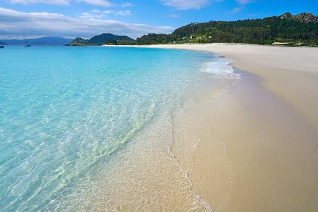 Turkusowe wyspy Islas Cies na plaży w pobliżu Vigo Galicia