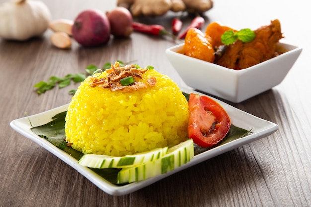 Zdjęcie turmeric glutinous rice znany również jako nasi kunyit zwykle spożywany z kurczakiem z suchym curry