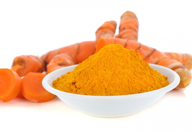 Turmeric (kurkuma) Proszek Odizolowywający Na Białym Tle.