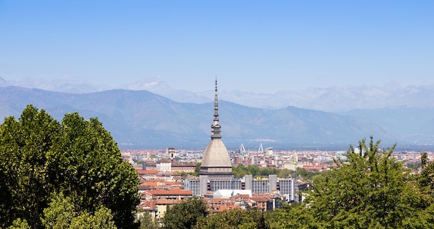 Turyn Włochy Miejska panorama z Mole Antonelliana buduje błękitne niebo i Alpy