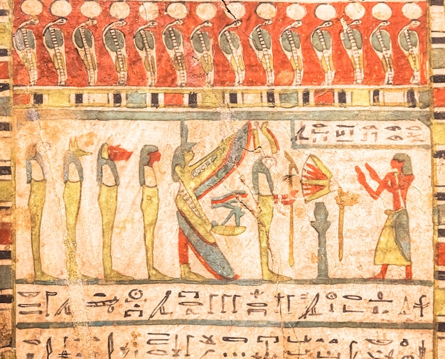 Turyn, Włochy - Około Maja 2021: Archeologia Egipska. Starożytny Hieroglif, Ca. 580 Pne, Z Izydą I Czterema Synami Horusa