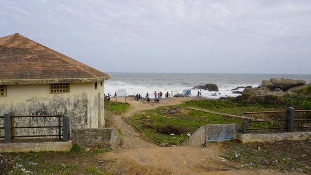 Turyści cieszący się pięknym, malowniczym krajobrazem plaży Muttom. Miejsce zanieczyszczone śmieciami