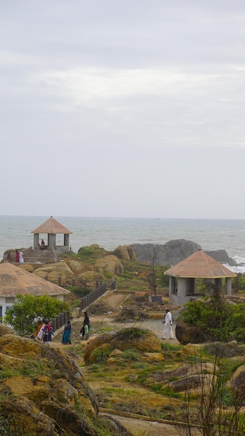 Turyści cieszący się pięknym, malowniczym krajobrazem plaży Muttom. Miejsce zanieczyszczone śmieciami
