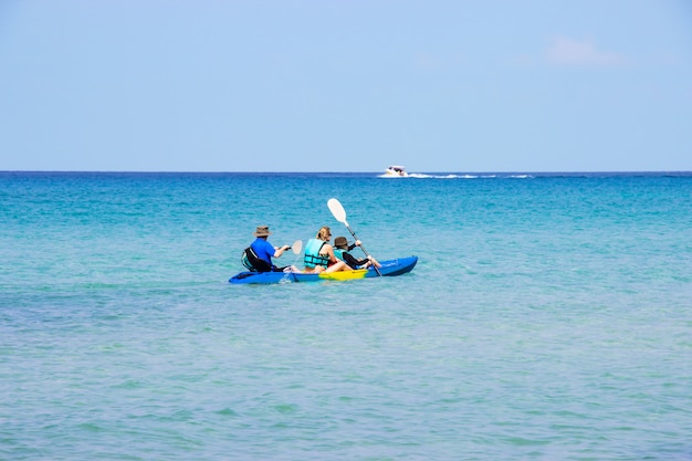 Turyści Kayaking Dennego Pięknego Terenu Ao Uderzenie Bao Przy Koh Kood Wyspą Trata, Tajlandia.