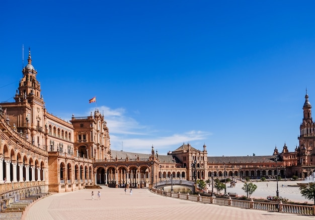 Turyści Mogą Zwiedzać Plaza De España. Sewilla, Hiszpania.