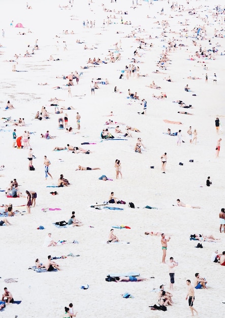 Turyści na plaży latem