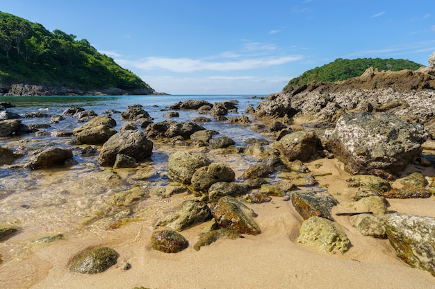 Turyści na plaży Ya Nui na południu wyspy Phuket w Tajlandii. Tropikalny raj w Tajlandii.