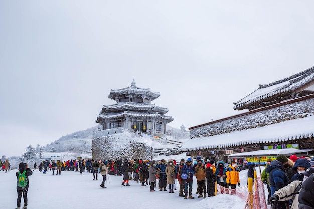 Turyści na szczycie góry Deogyusan w Parku Narodowym Deogyusan w śnieżny dzień w pobliżu Muju w Korei Południowej
