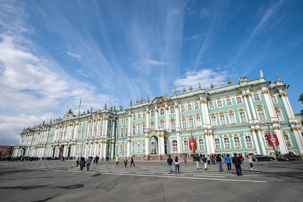 Turyści odwiedzają Katedrę św. Ksawerego w Moskwie podczas długiego weekendu.