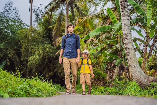 Turyści Ojciec I Syn Na Bali Spacerują Wąskimi, Przytulnymi Uliczkami Ubud Bali Jest Popularnym Miejscem Turystycznym Koncepcja Podróży Na Bali Koncepcja Podróży Z Dziećmi