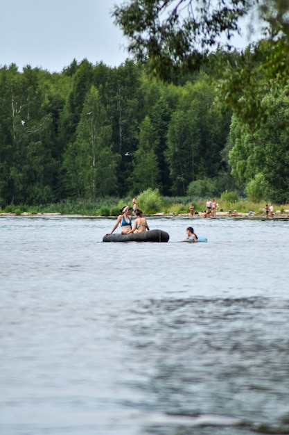 Turyści Pływają łodzią Po Wołdze