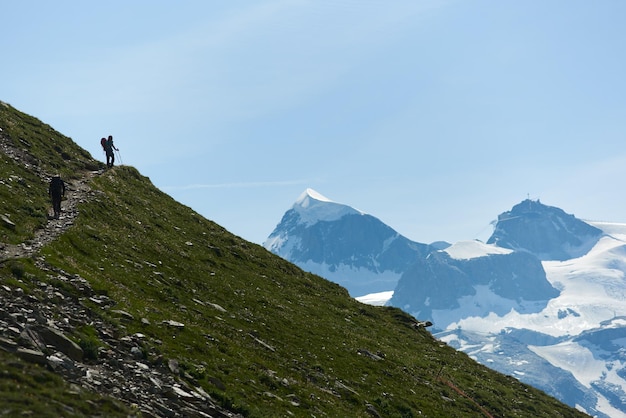 Turyści podążający ścieżką w górach