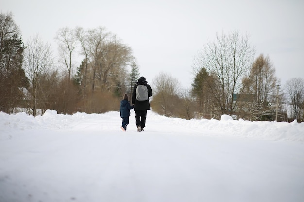 Turyści podróżują przez zaśnieżony kraj. Po drodze spacer i autostop.