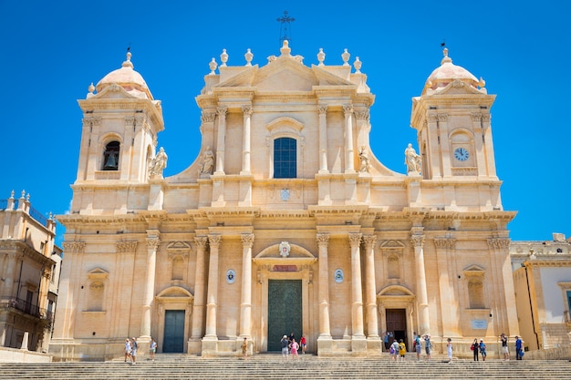 Turyści przed najważniejszą barokową katedrą Sycylii, San Nicolas, wpisanego na listę UNESCO, słoneczny dzień