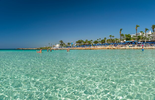 Turyści relaksują się i pływają na jednej z najpopularniejszych plaż na wyspie.