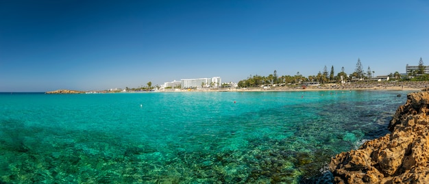 Turyści relaksują się i pływają na jednej z najpopularniejszych plaż na wyspie.