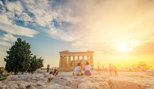 Turyści Siedzący Przed Partenonem Wieczorem Akropol