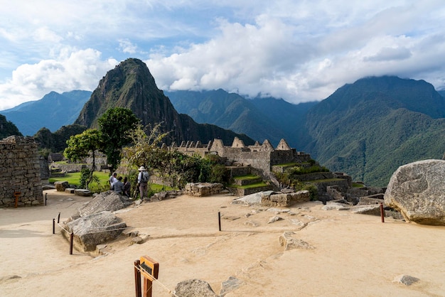 turyści spacerujący po Machu Picchu