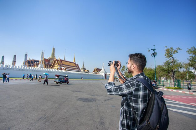 Turyści spacerujący w Bangkoku w Tajlandii