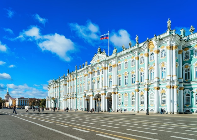 Turyści w Pałacu Zimowym lub Dom Ermitażu na Placu Pałacowym w Sankt Petersburgu, w Rosji
