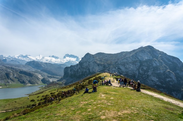 Turyści w punkcie widokowym entrelagos w Covadonga Lakes Asturia Hiszpania