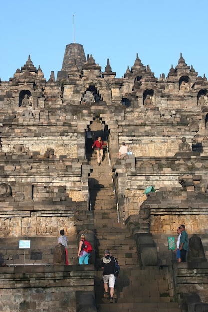 Turyści W świątyni Borobudur W Yogyakarcie W Indonezji