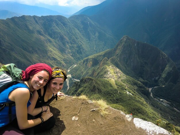 Turyści wędrowcy pozują w pobliżu ruin MachuPicchu Cusco Peru