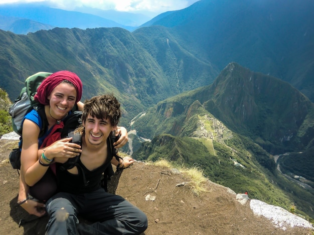 Turyści wędrowcy pozują w pobliżu ruin MachuPicchu Cusco Peru