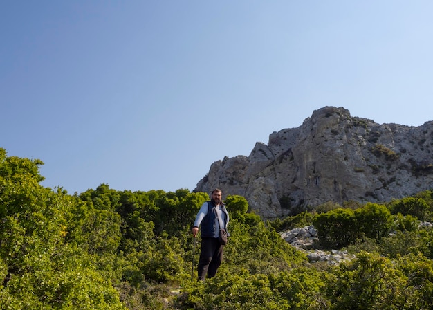 Turyści wspinają się po górach szlakiem turystycznym w lesie w górach Dirfys w Grecji