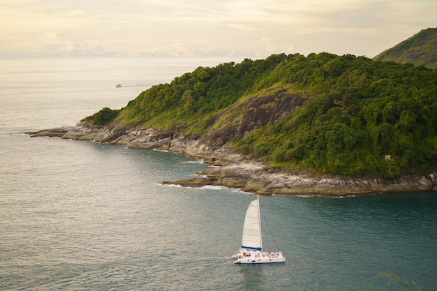 Turyści z punktu widzenia Phromthep Cape na południu wyspy Phuket, Tajlandia. Tropikalny raj w Tajlandii. Phuket to popularne miejsce słynące z turystów