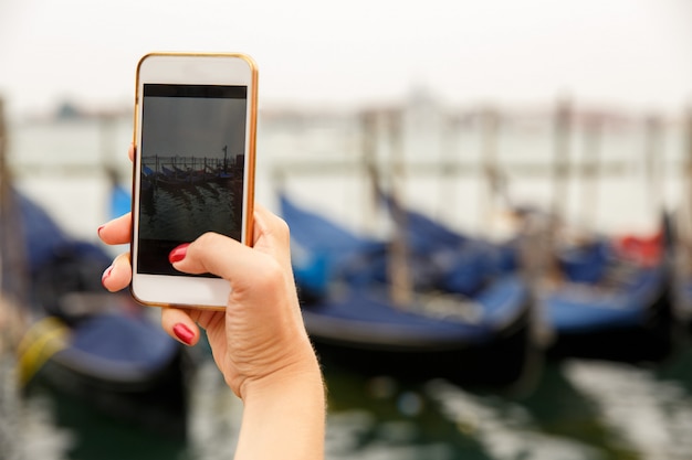 Turysta bierze fotografię na smartphone gondole na wodzie