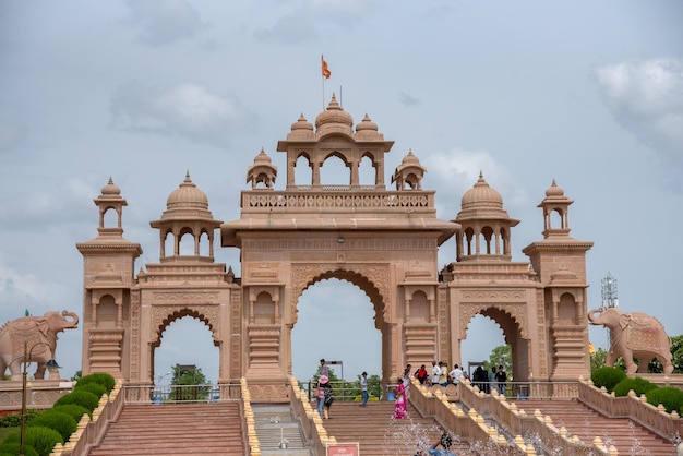 Zdjęcie turysta cieszący się architektonicznym cudem w anand sagar shri saint gajanan maharaj sansthan anand sagar jest atrakcją turystyczną shegaon maharashtra indie