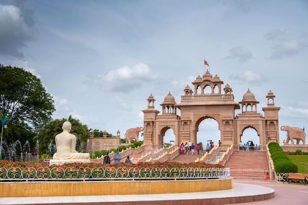 Turysta cieszący się architektonicznym cudem w Anand Sagar Shri Saint Gajanan Maharaj Sansthan Anand Sagar jest atrakcją turystyczną Shegaon Maharashtra Indie