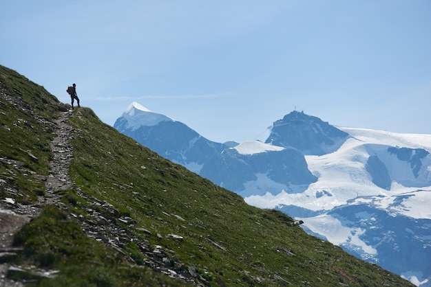 Turysta cieszący się górską scenerią