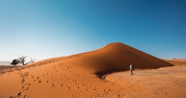 Turysta fotografuje wydmę w Sossusvlei Namibia Afryka