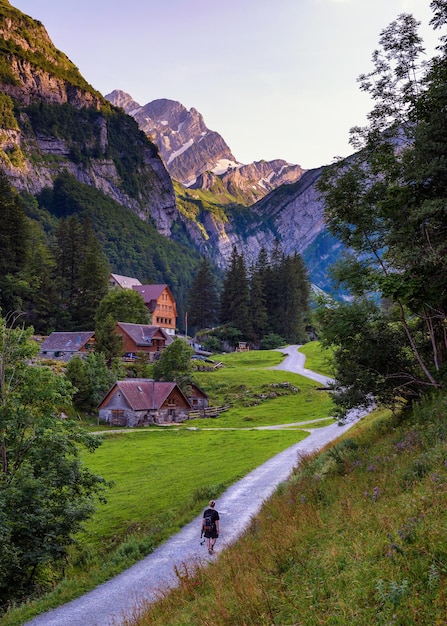 Turysta idzie ścieżką do jeziora Seealpsee w szwajcarskich alpach