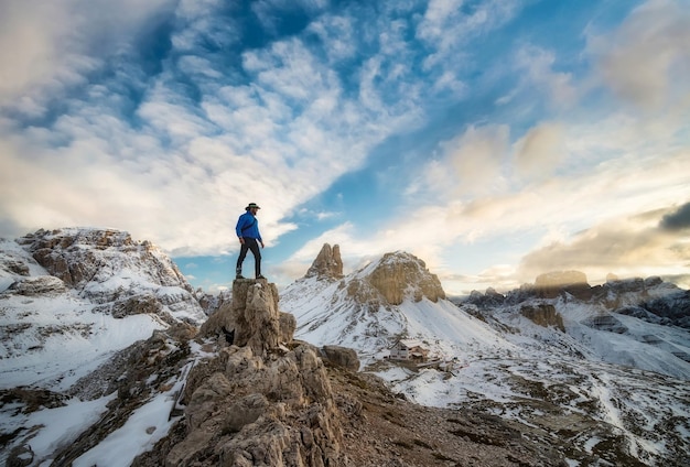 Turysta na szczycie wysokich skał w Alpach Dolomitowych Włochy Sport i koncepcja aktywnego życia Sillhouette zwycięzcy Obraz podróży