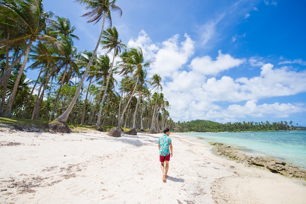 Turysta na tropikalnej plaży na Filipinach